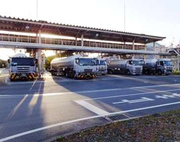 LNG (Liquefied Natural Gas) Tanker Truck Shipment