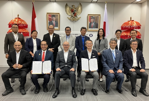 Commemorative photo after the signing ceremony at the Consulate General of the Republic of Indonesia in Osaka
